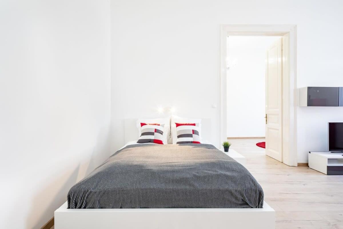 Bright & Large Apartment At Top Location Budapeste Exterior foto