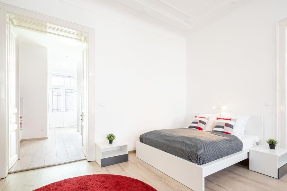 Bright & Large Apartment At Top Location Budapeste Exterior foto